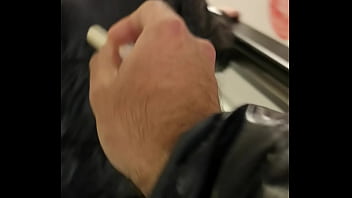 Русская брюнеточка старательно ласкает клитор вгоняя пальца в мохнатую пизду