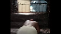 Кучерявая красотуля всовывает в мокрощелку секс игрушечки перед вебкой